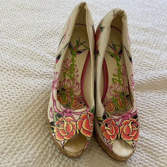 Ed Hardy Platform Wedges Womens 9 Cork Floral Birds Peep Toe Tattoo Slip On Y2K - Picture 2 of 4